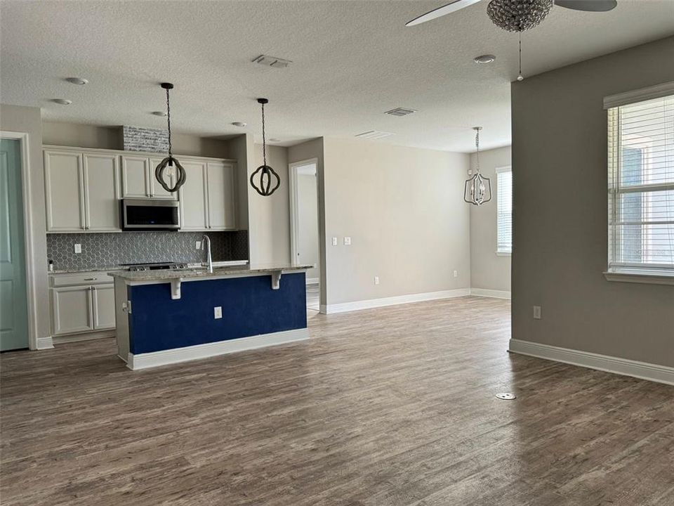 Activo con contrato: $358,000 (3 camas, 2 baños, 1685 Pies cuadrados)