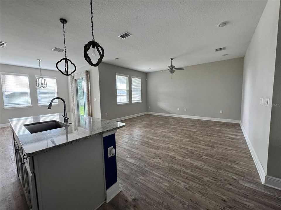 Activo con contrato: $358,000 (3 camas, 2 baños, 1685 Pies cuadrados)