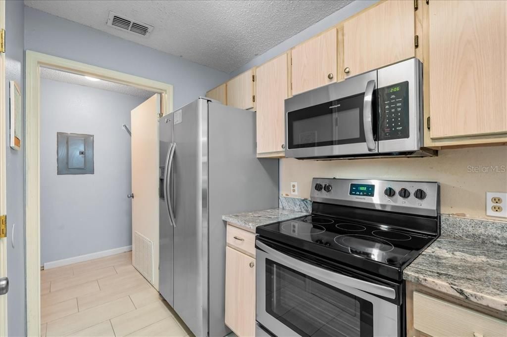 Active With Contract: $169,900 (3 beds, 3 baths, 1198 Square Feet)
