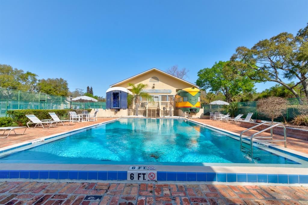 For Sale: $199,900 (2 beds, 2 baths, 1000 Square Feet)