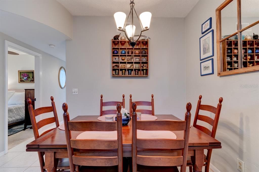 For Sale: $199,900 (2 beds, 2 baths, 1000 Square Feet)