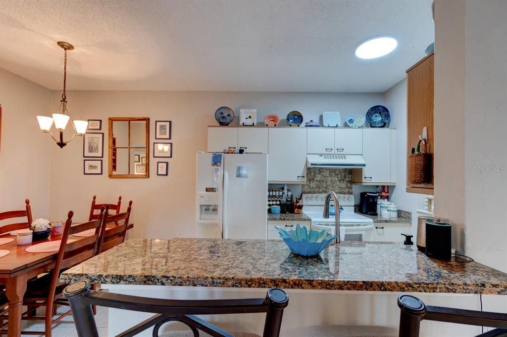 For Sale: $199,900 (2 beds, 2 baths, 1000 Square Feet)