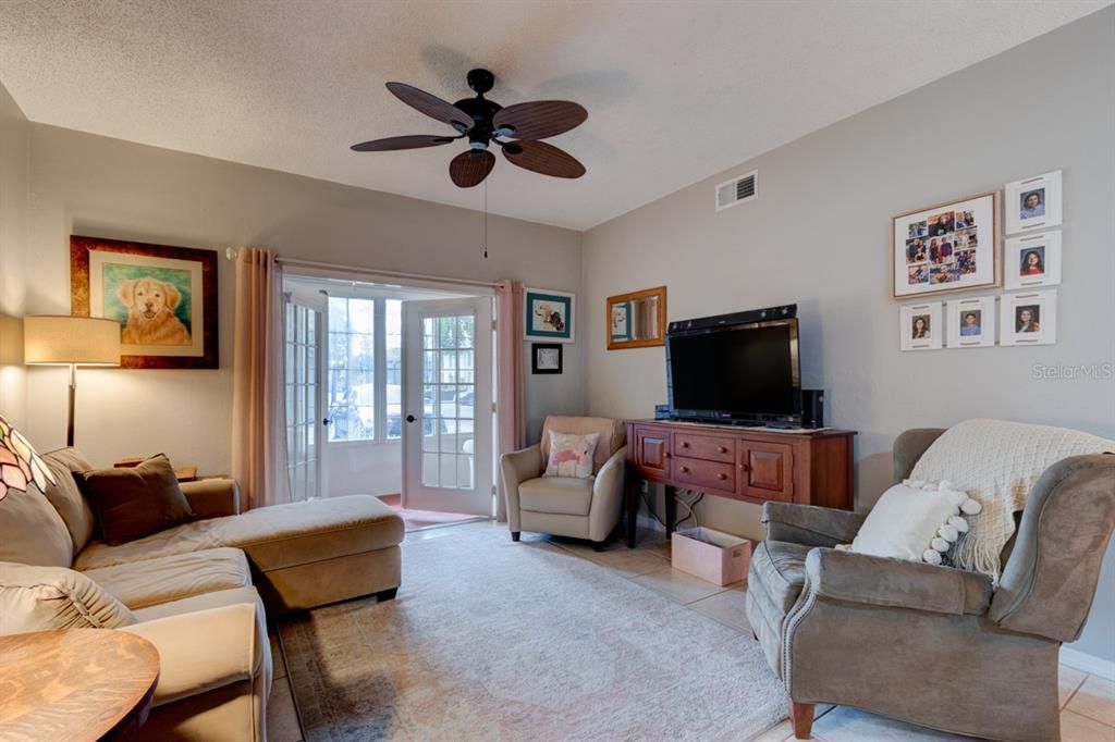 For Sale: $199,900 (2 beds, 2 baths, 1000 Square Feet)