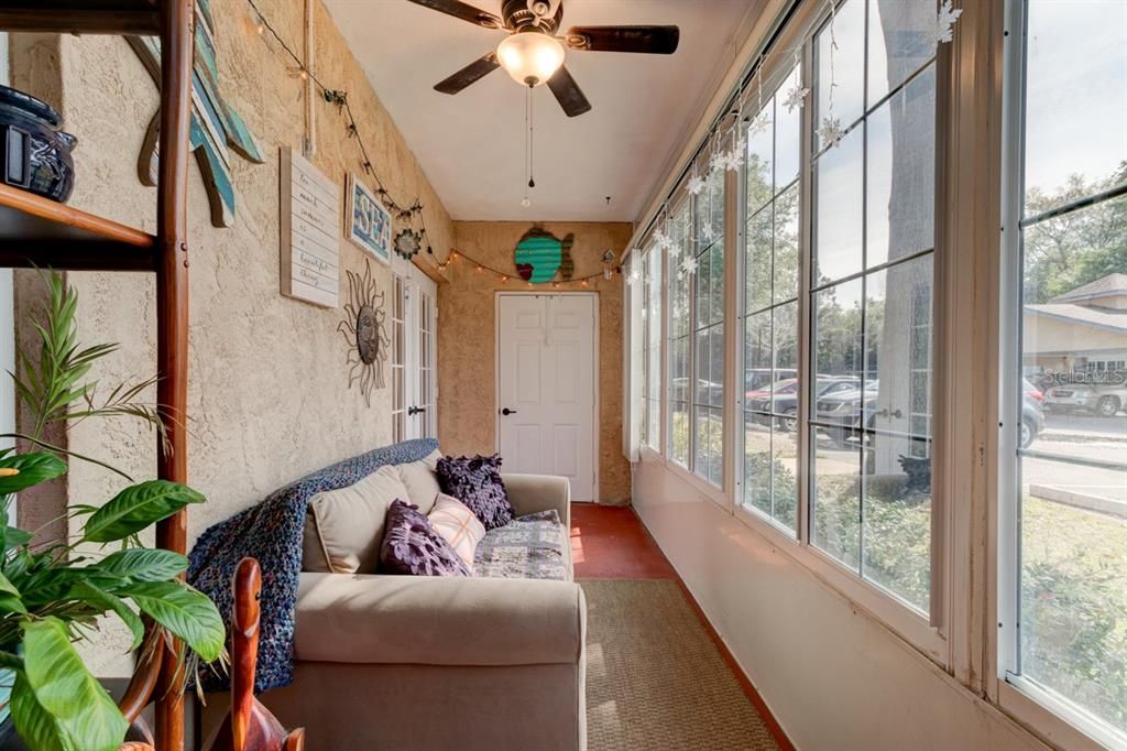 For Sale: $199,900 (2 beds, 2 baths, 1000 Square Feet)