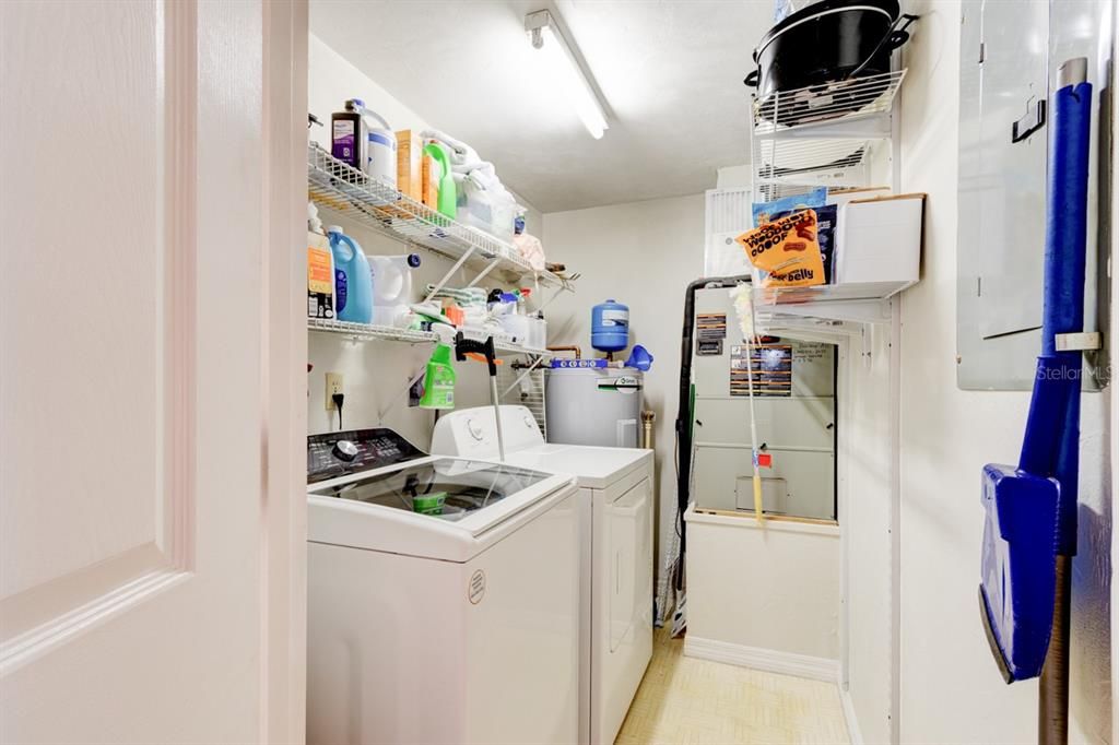 For Sale: $199,900 (2 beds, 2 baths, 1000 Square Feet)