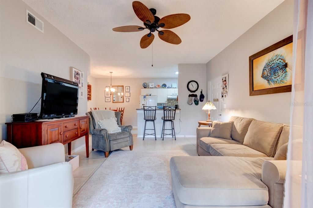 For Sale: $199,900 (2 beds, 2 baths, 1000 Square Feet)