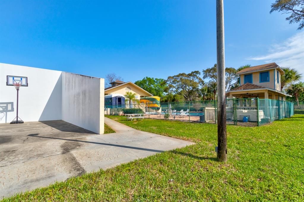 For Sale: $199,900 (2 beds, 2 baths, 1000 Square Feet)