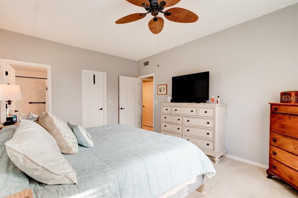 For Sale: $199,900 (2 beds, 2 baths, 1000 Square Feet)