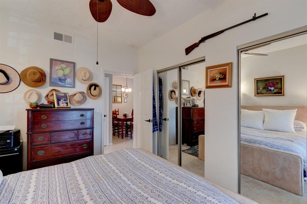 For Sale: $199,900 (2 beds, 2 baths, 1000 Square Feet)