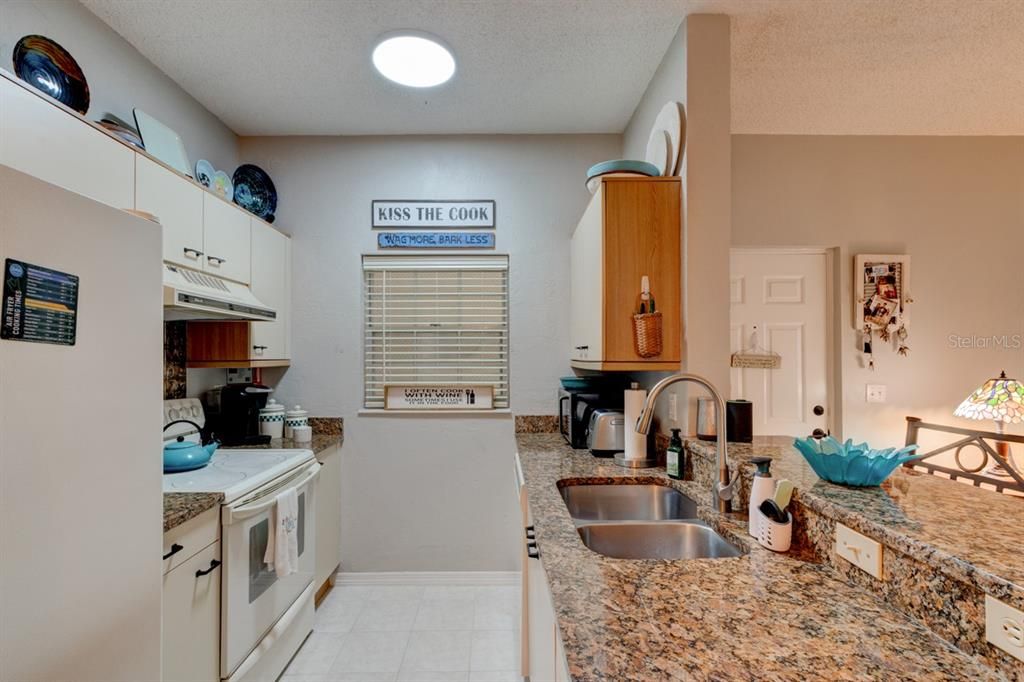 For Sale: $199,900 (2 beds, 2 baths, 1000 Square Feet)