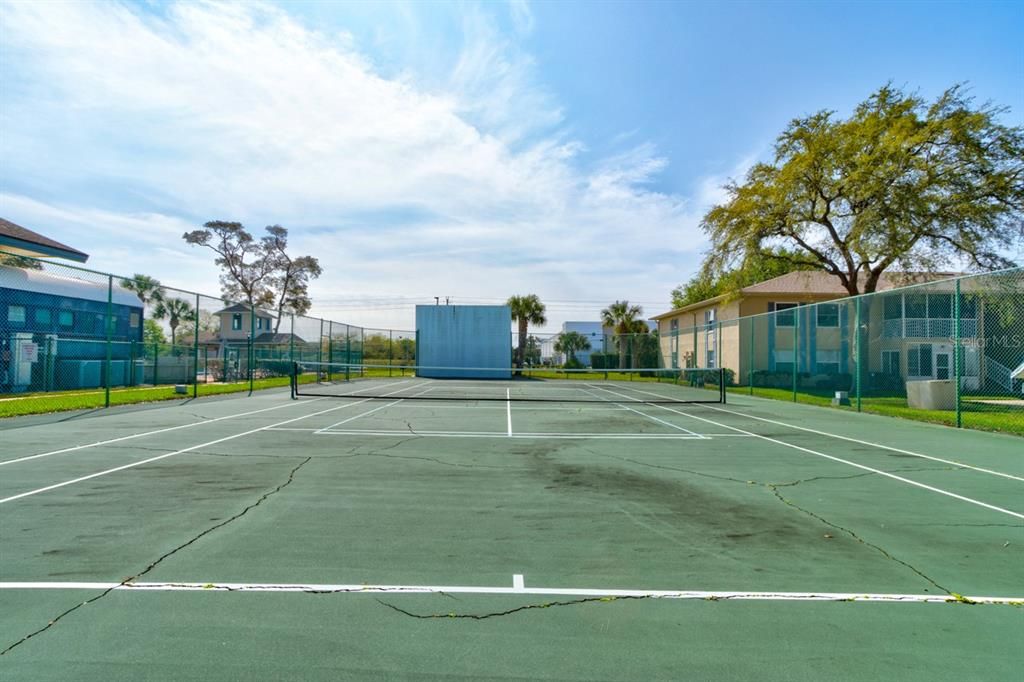 For Sale: $199,900 (2 beds, 2 baths, 1000 Square Feet)