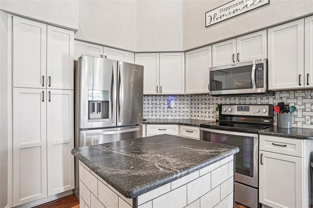 Activo con contrato: $600,000 (4 camas, 3 baños, 2649 Pies cuadrados)