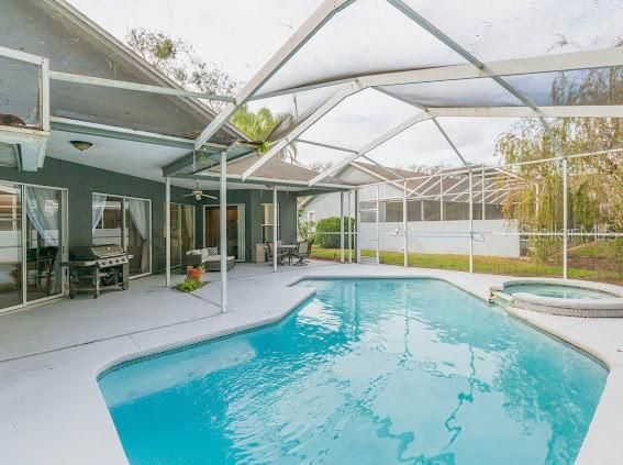 Activo con contrato: $545,000 (4 camas, 3 baños, 2246 Pies cuadrados)