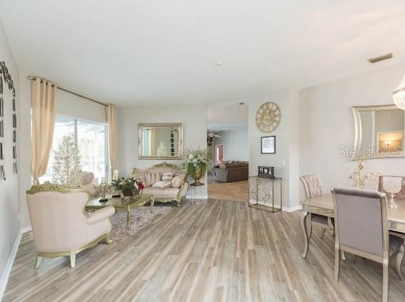 Activo con contrato: $545,000 (4 camas, 3 baños, 2246 Pies cuadrados)