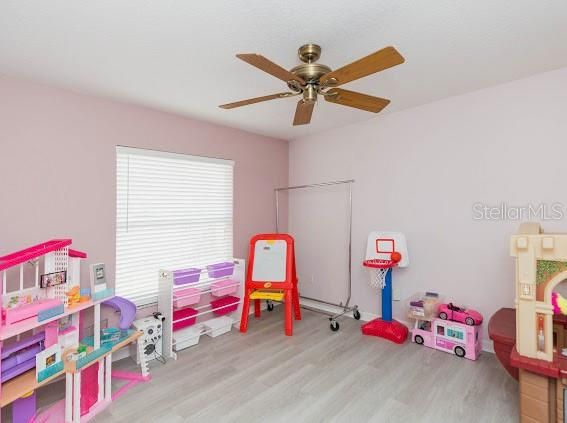 Activo con contrato: $545,000 (4 camas, 3 baños, 2246 Pies cuadrados)
