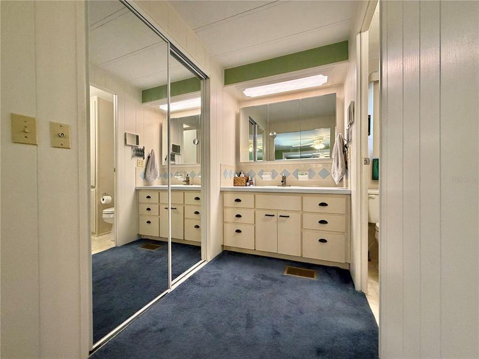 На продажу: $139,900 (2 спален, 2 ванн, 1236 Квадратных фут)
