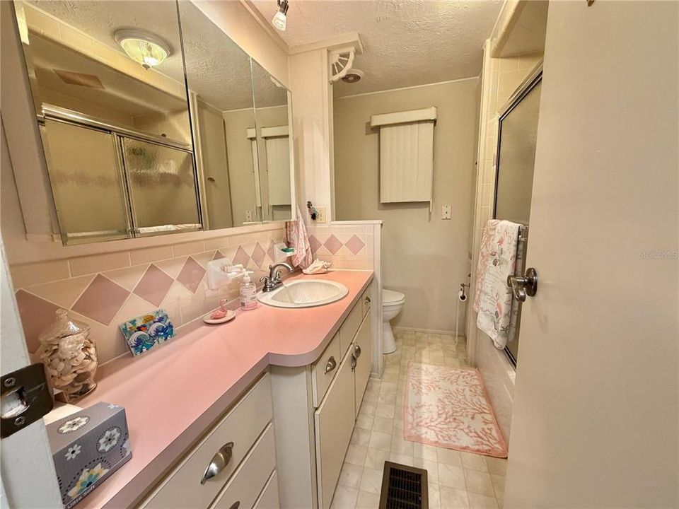 На продажу: $139,900 (2 спален, 2 ванн, 1236 Квадратных фут)