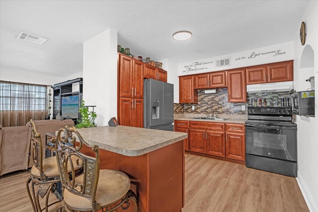 Activo con contrato: $285,000 (3 camas, 2 baños, 1210 Pies cuadrados)