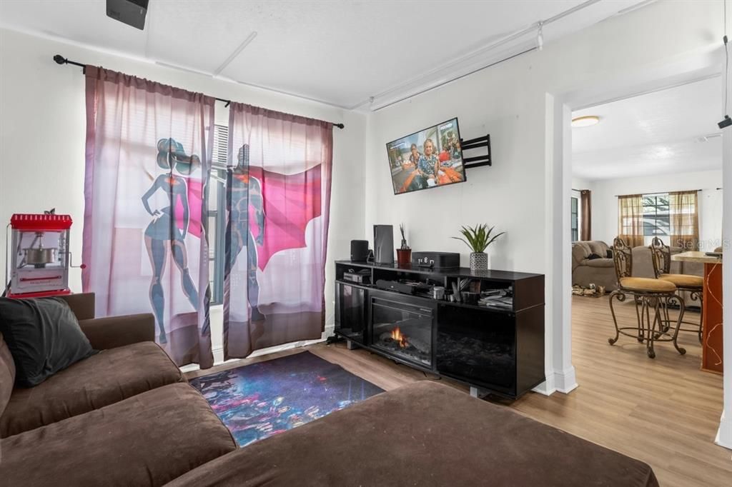 Activo con contrato: $285,000 (3 camas, 2 baños, 1210 Pies cuadrados)