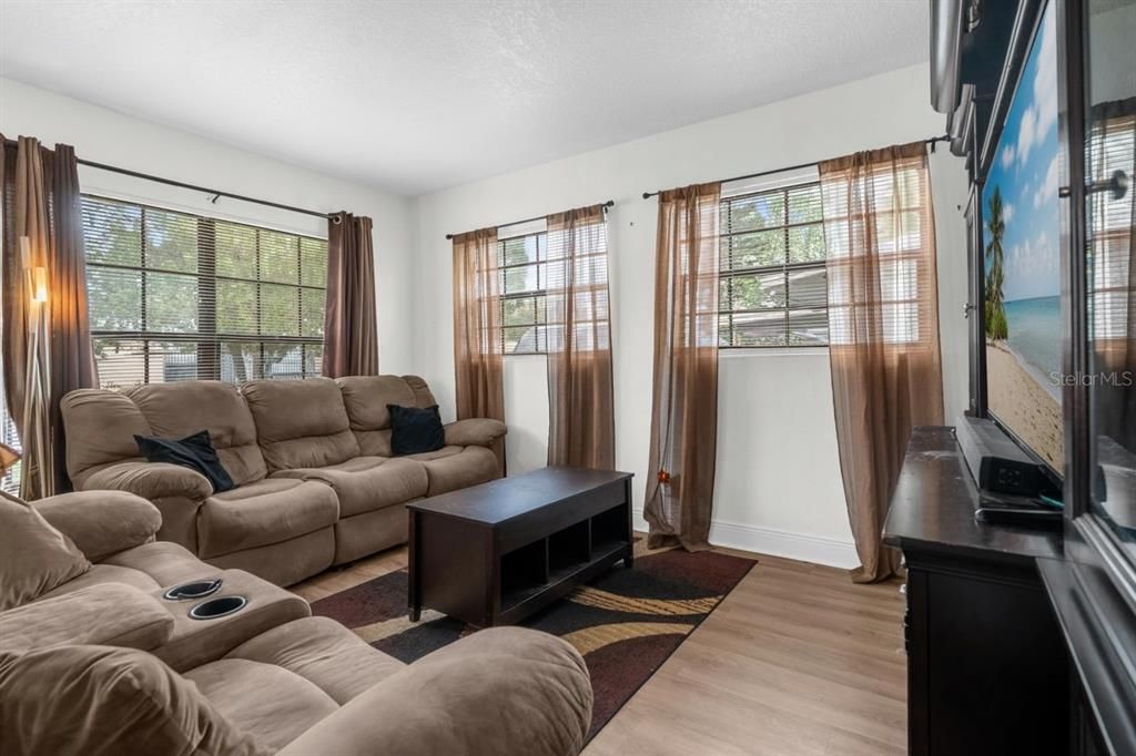 Activo con contrato: $285,000 (3 camas, 2 baños, 1210 Pies cuadrados)