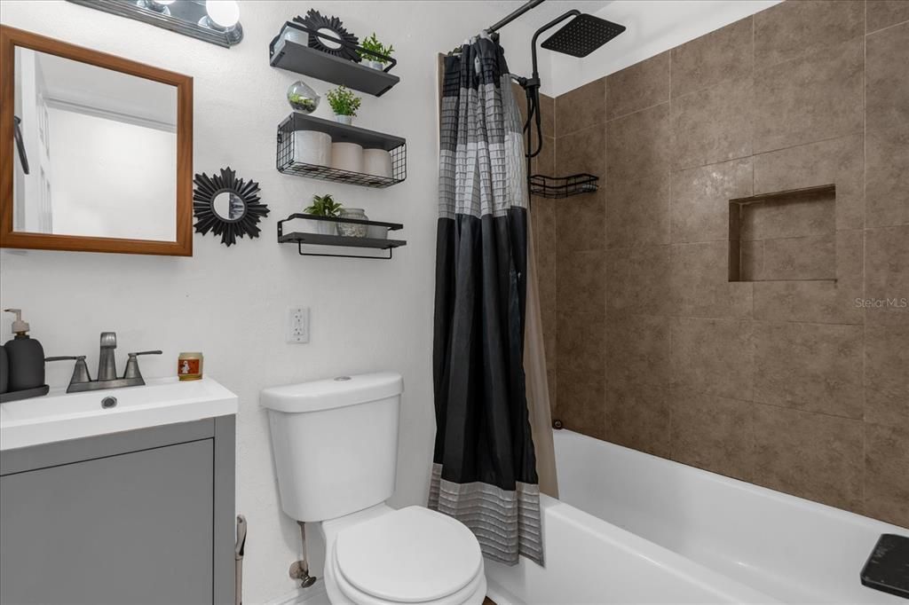 Activo con contrato: $285,000 (3 camas, 2 baños, 1210 Pies cuadrados)