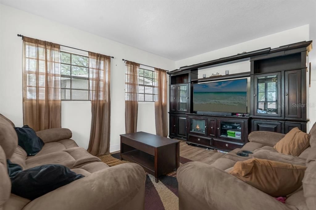 Activo con contrato: $285,000 (3 camas, 2 baños, 1210 Pies cuadrados)