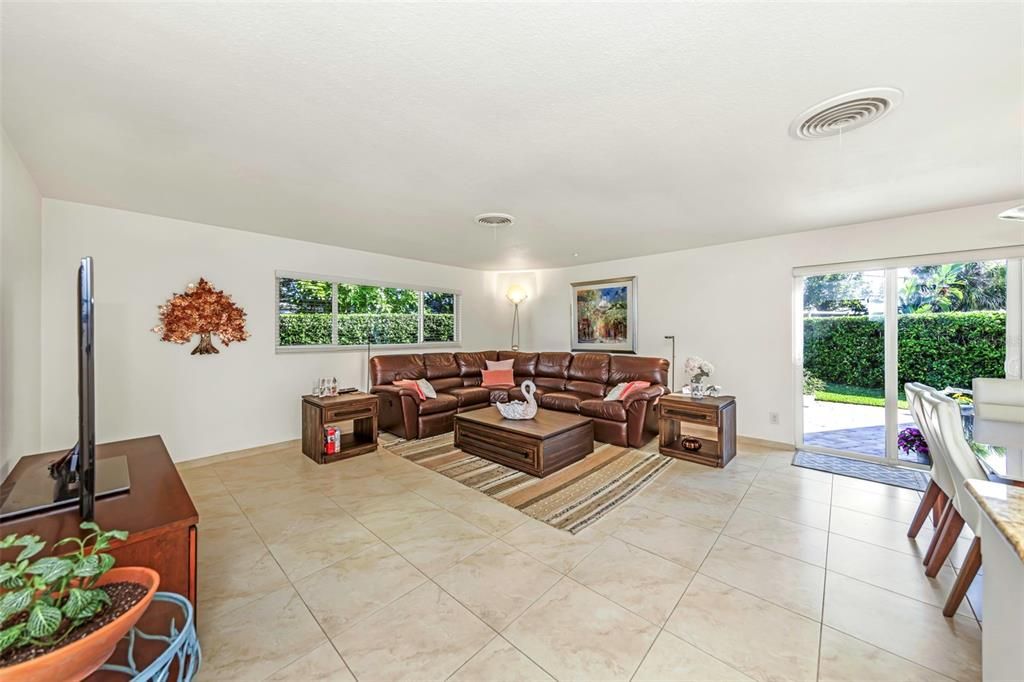 Activo con contrato: $449,000 (3 camas, 2 baños, 1312 Pies cuadrados)