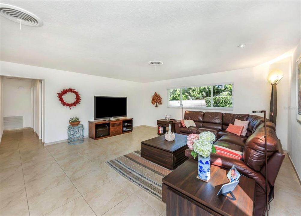 Activo con contrato: $449,000 (3 camas, 2 baños, 1312 Pies cuadrados)