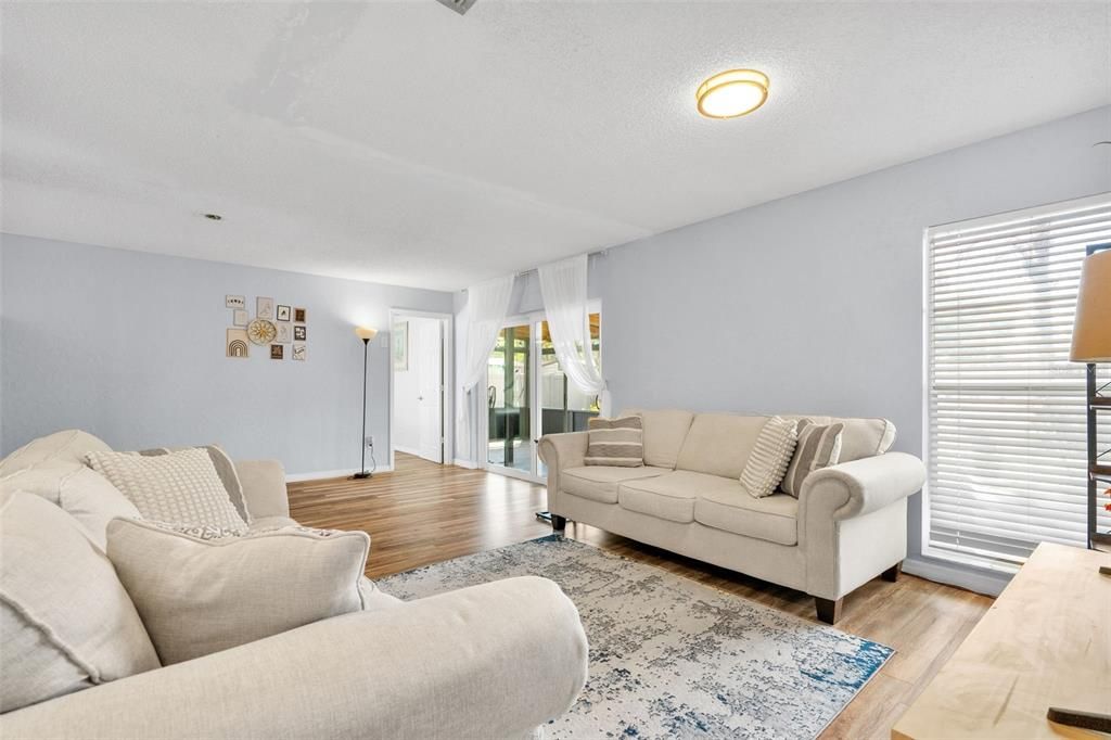 For Sale: $309,000 (3 beds, 2 baths, 1287 Square Feet)