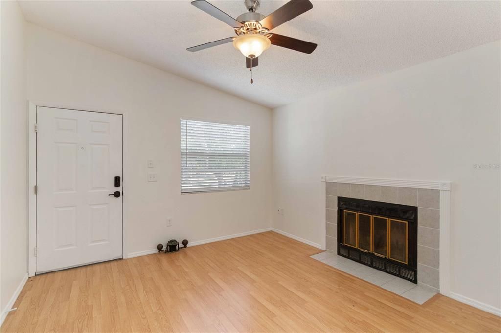 На продажу: $145,000 (2 спален, 2 ванн, 912 Квадратных фут)