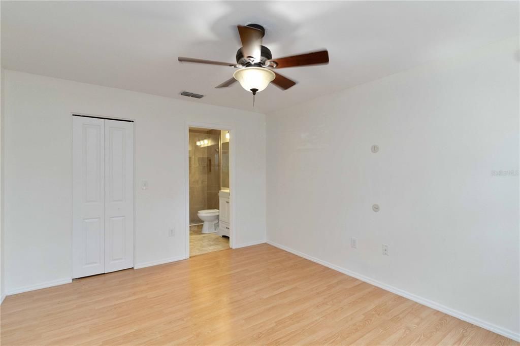 На продажу: $145,000 (2 спален, 2 ванн, 912 Квадратных фут)