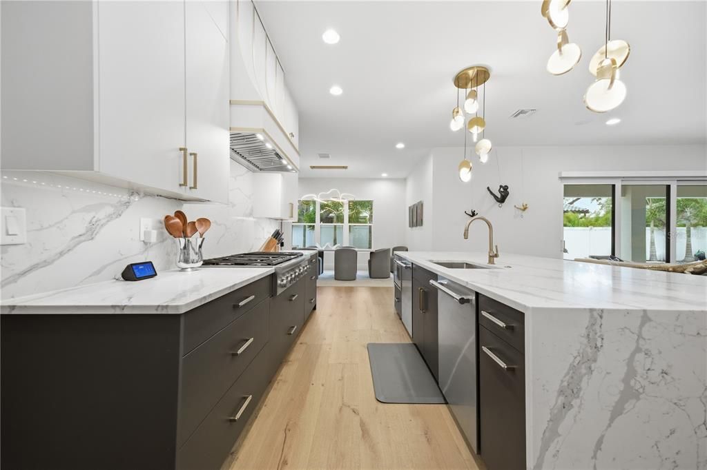 Под контрактом: $3,349,000 (5 спален, 7 ванн, 5060 Квадратных фут)
