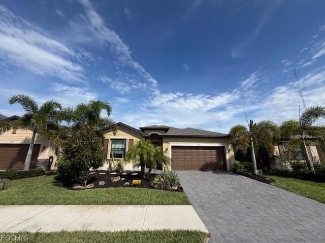 Activo con contrato: $419,900 (4 camas, 3 baños, 2027 Pies cuadrados)
