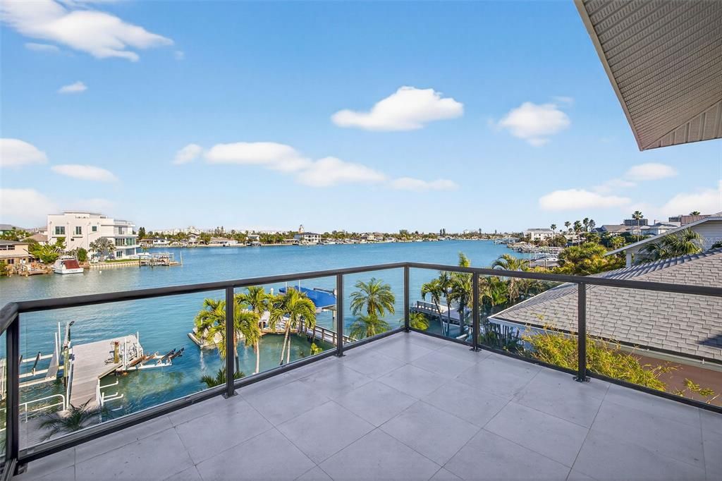 For Sale: $2,900,000 (3 beds, 3 baths, 2600 Square Feet)