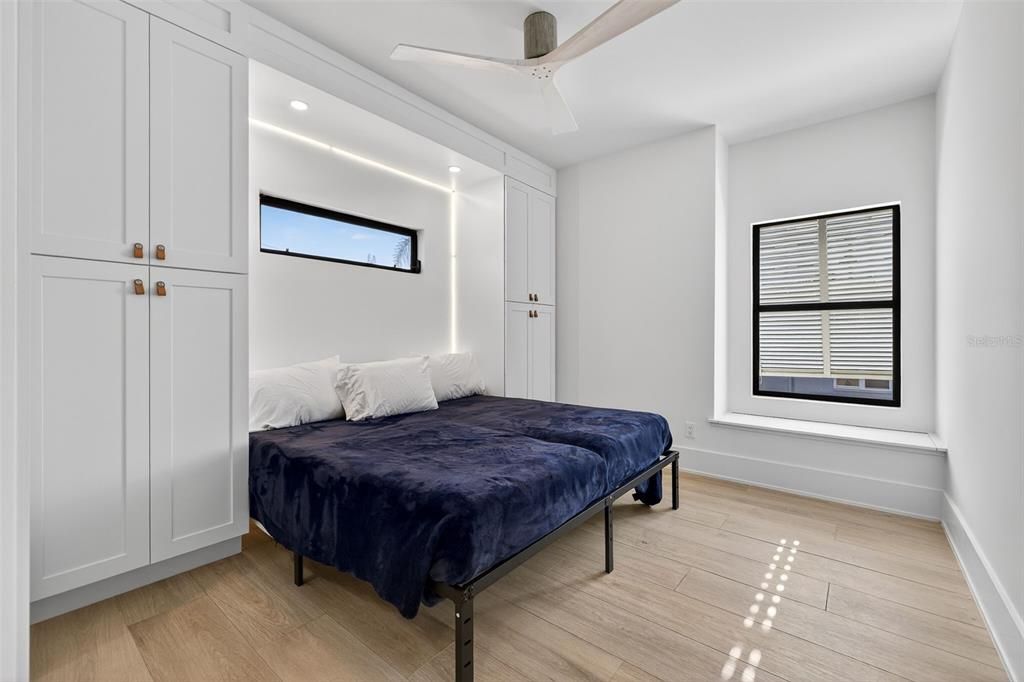 For Sale: $2,900,000 (3 beds, 3 baths, 2600 Square Feet)