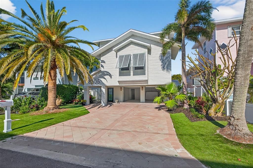 For Sale: $2,900,000 (3 beds, 3 baths, 2600 Square Feet)