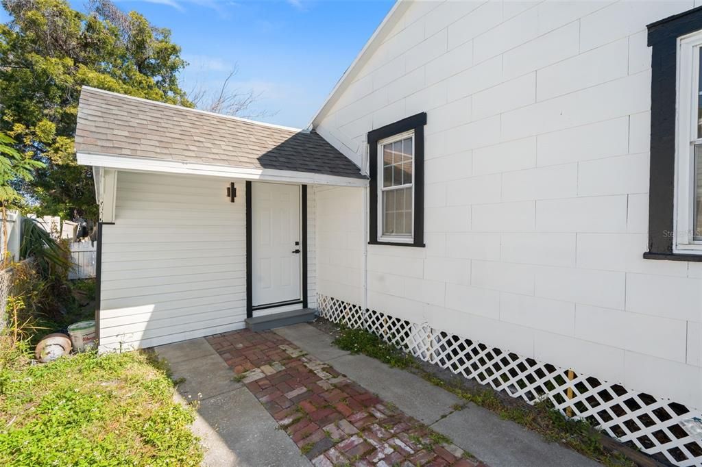 For Rent: $1,200 (1 beds, 1 baths, 240 Square Feet)