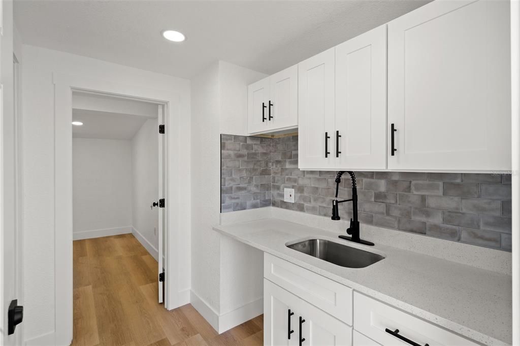 For Rent: $1,200 (1 beds, 1 baths, 240 Square Feet)