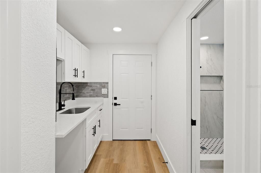 For Rent: $1,200 (1 beds, 1 baths, 240 Square Feet)