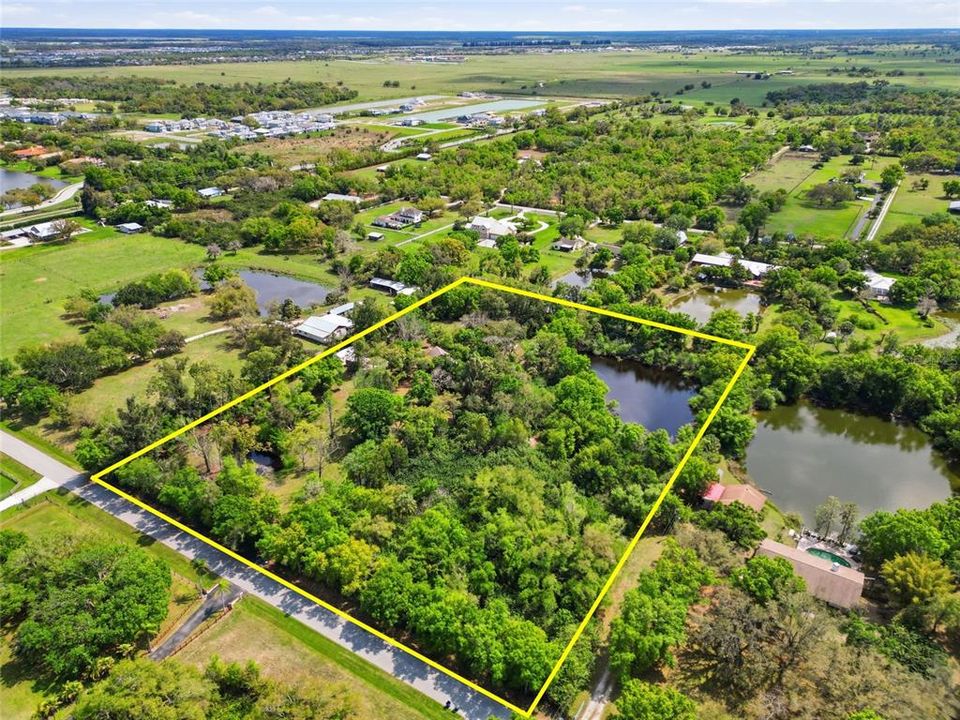 待售: $1,570,000 (6.04 acres)