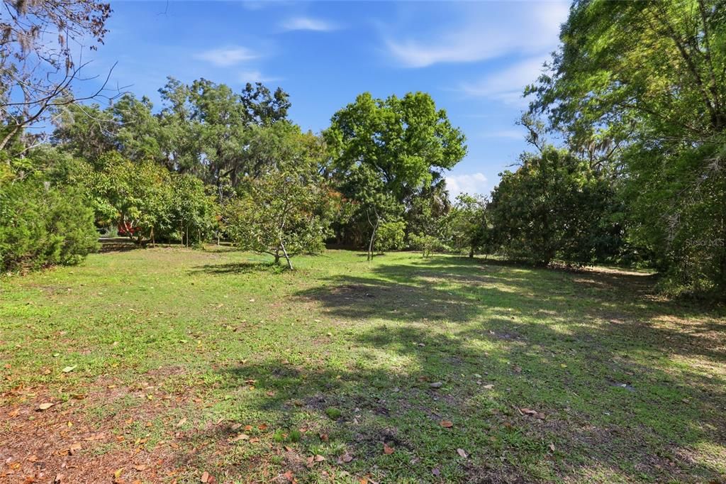 待售: $1,570,000 (6.04 acres)