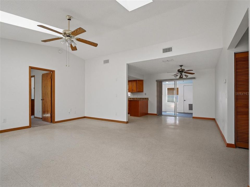 For Sale: $260,000 (3 beds, 2 baths, 1392 Square Feet)