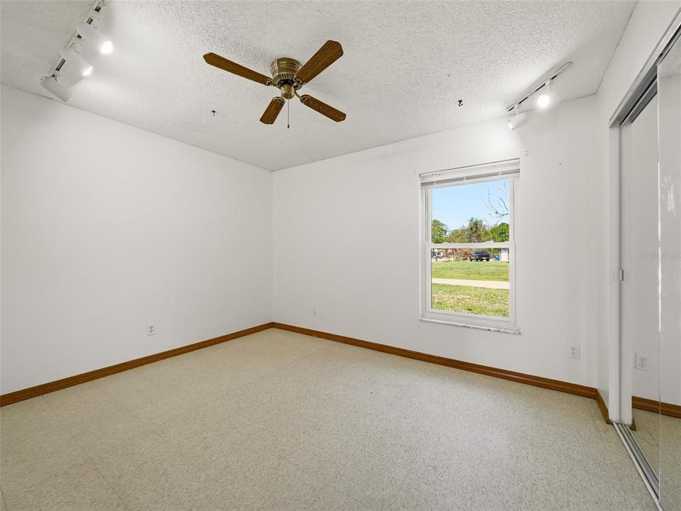 For Sale: $260,000 (3 beds, 2 baths, 1392 Square Feet)