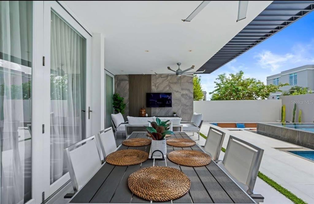For Sale: $1,300,000 (6 beds, 3 baths, 3200 Square Feet)