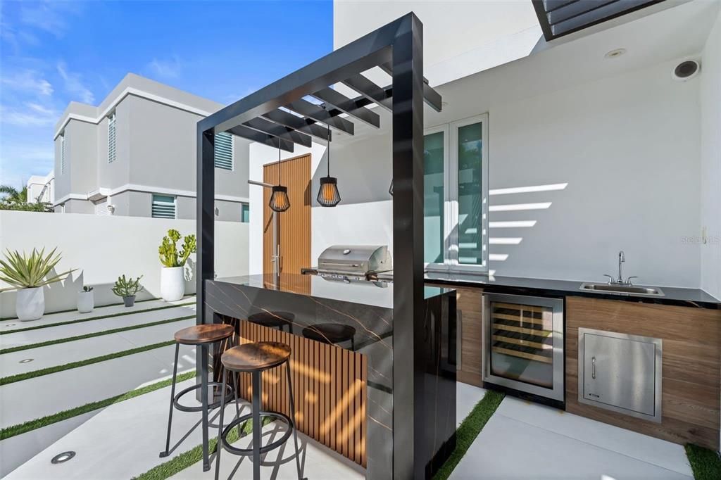 For Sale: $1,300,000 (6 beds, 3 baths, 3200 Square Feet)