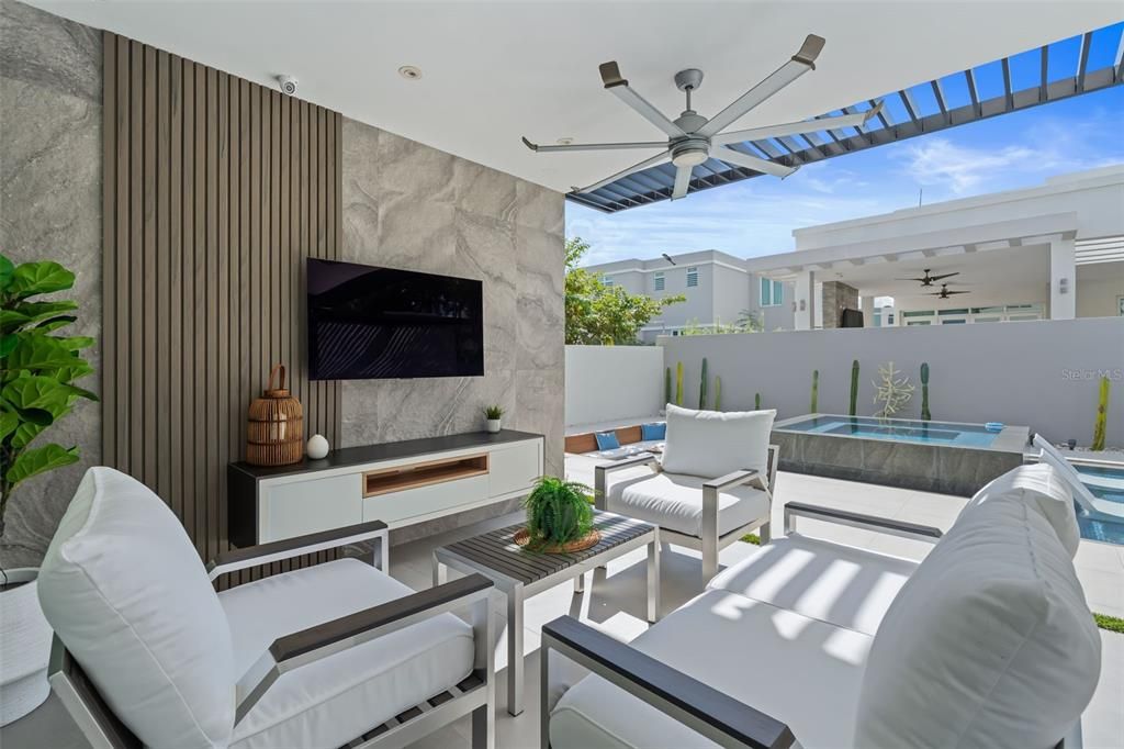 For Sale: $1,300,000 (6 beds, 3 baths, 3200 Square Feet)