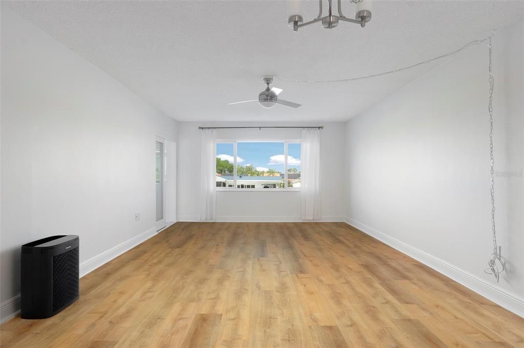 Activo con contrato: $209,000 (2 camas, 2 baños, 1040 Pies cuadrados)
