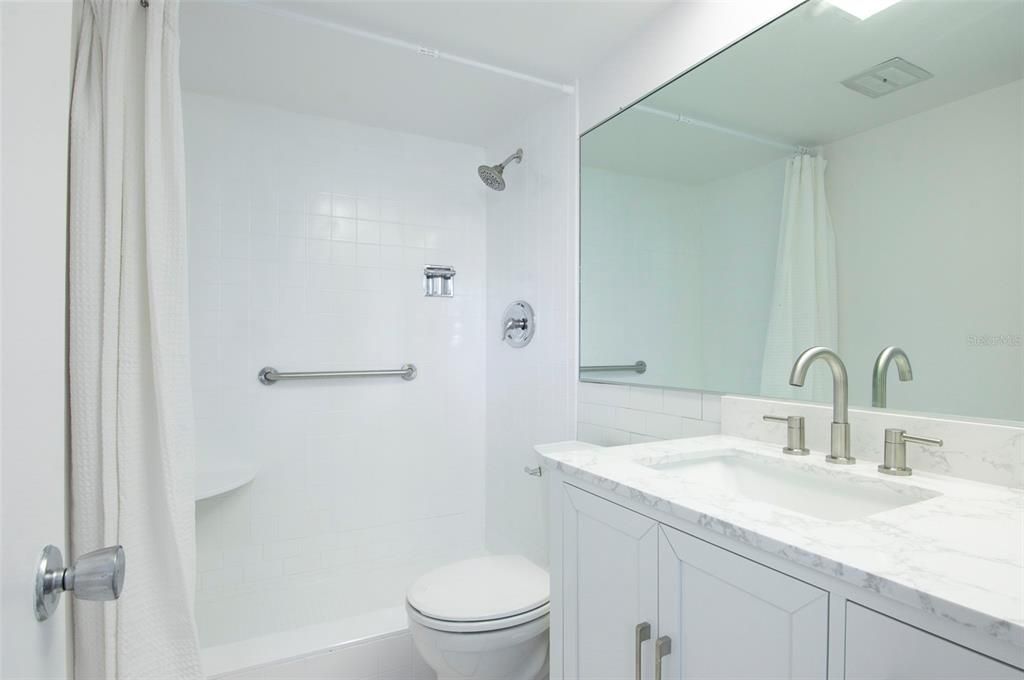 Activo con contrato: $209,000 (2 camas, 2 baños, 1040 Pies cuadrados)