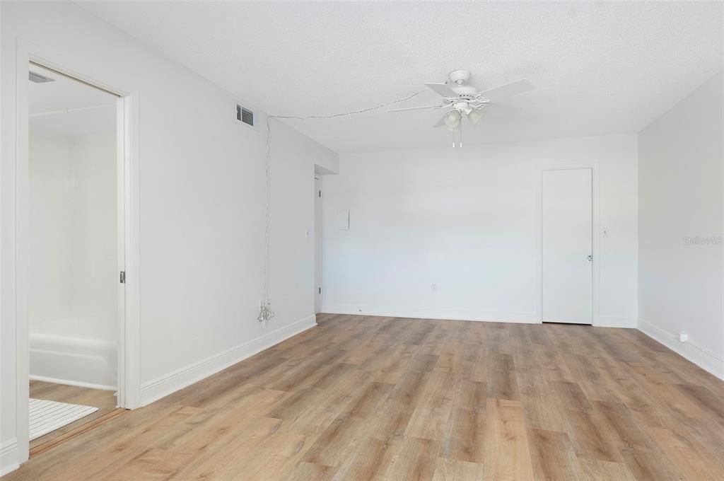 Activo con contrato: $209,000 (2 camas, 2 baños, 1040 Pies cuadrados)
