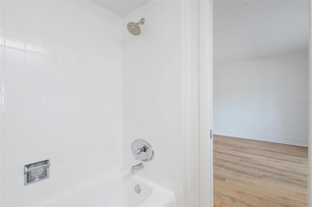 Activo con contrato: $209,000 (2 camas, 2 baños, 1040 Pies cuadrados)